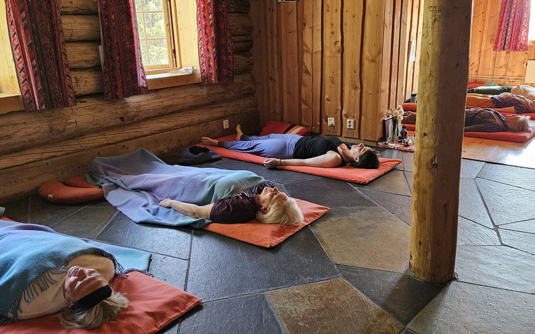 Slik velger du yogamatte og annet yogautstyr