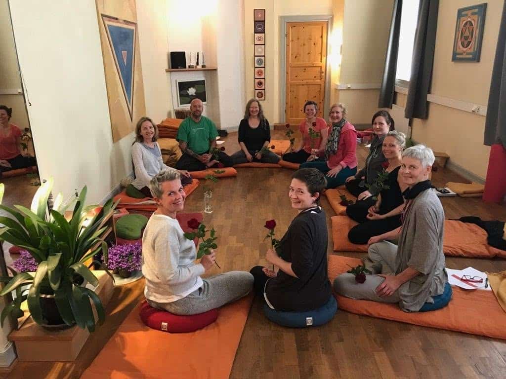 Halvmåneformet yogapute i bruk